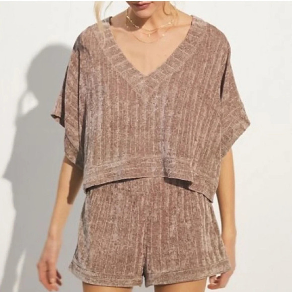 UO • Out From Under Snowy Day Cropped
Chenille Vest - Picture 2 of 10